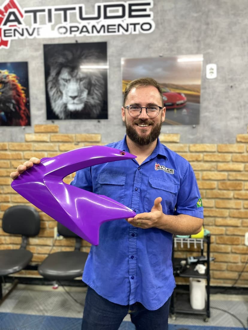 Tanque de moto sendo envelopado profissionalmente.