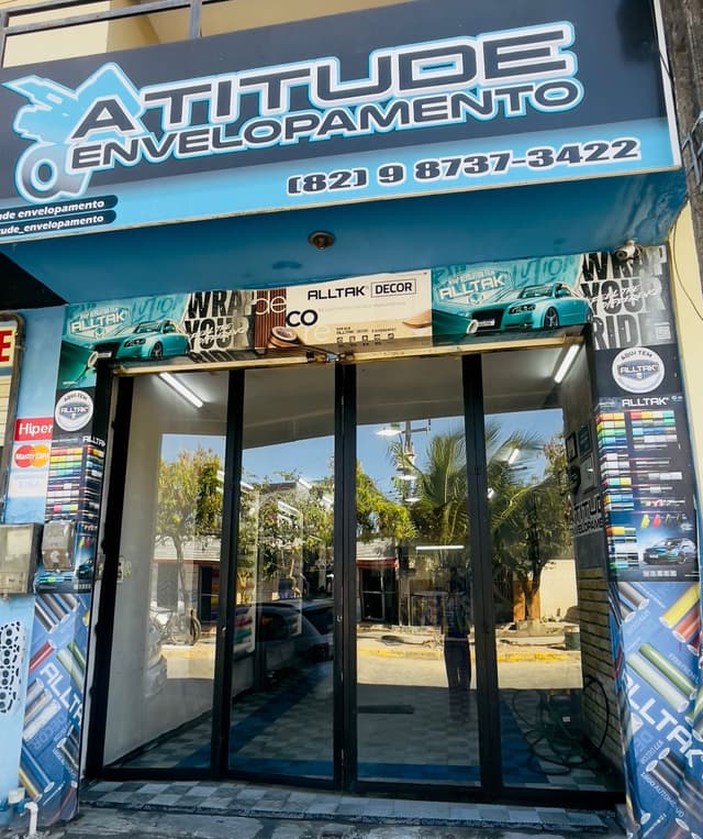 The mentor at work, applying a wrap.